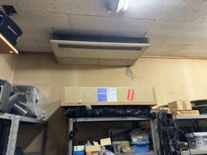 事務所内にある業務用エアコンの撤去