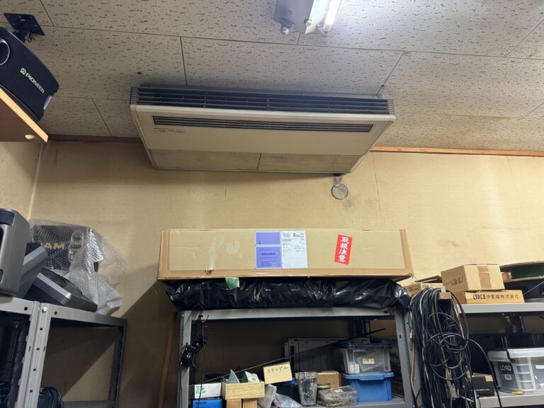 事務所内にある業務用エアコンの撤去