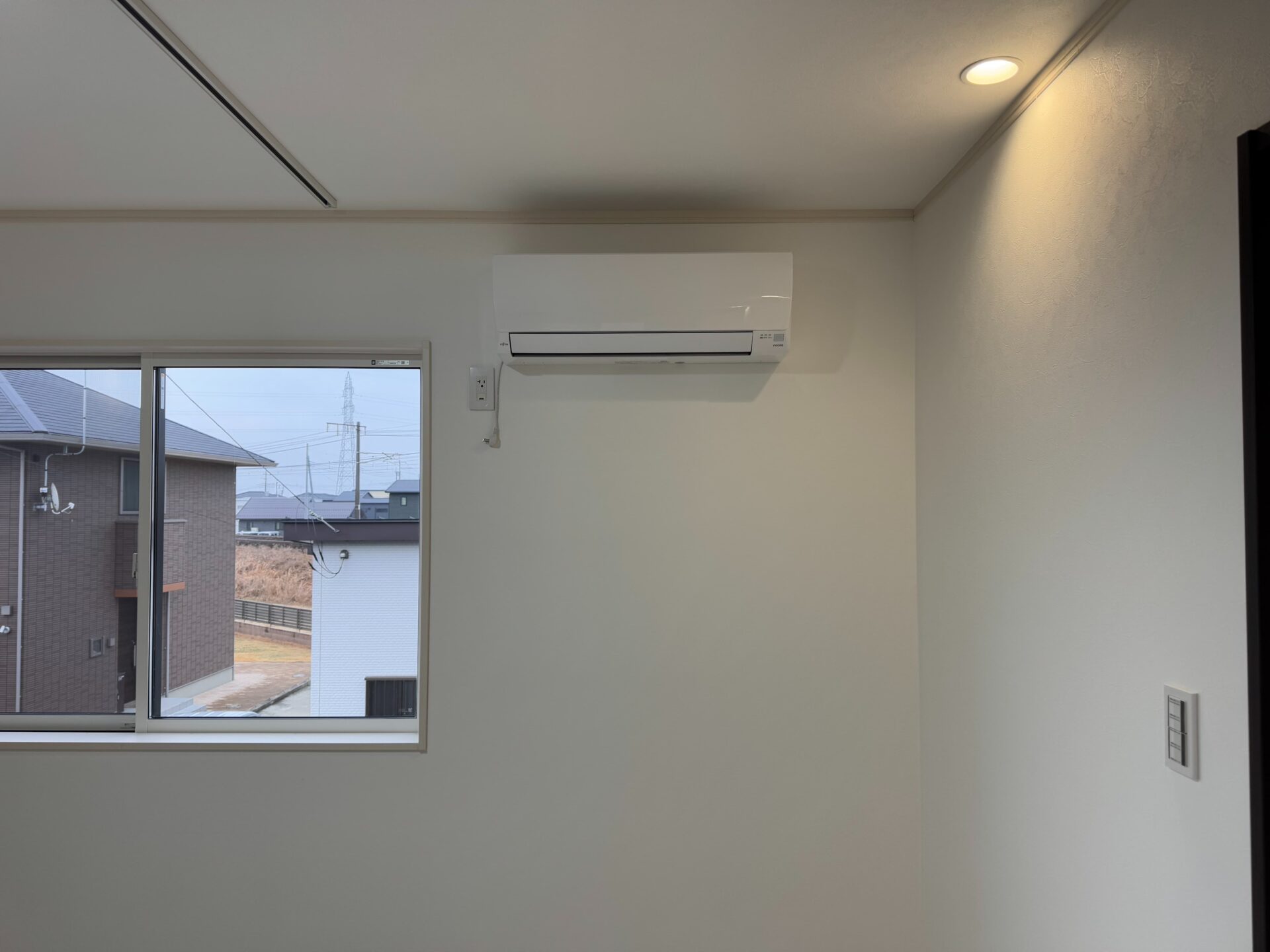 一般家庭の室内に取り付けられたエアコン