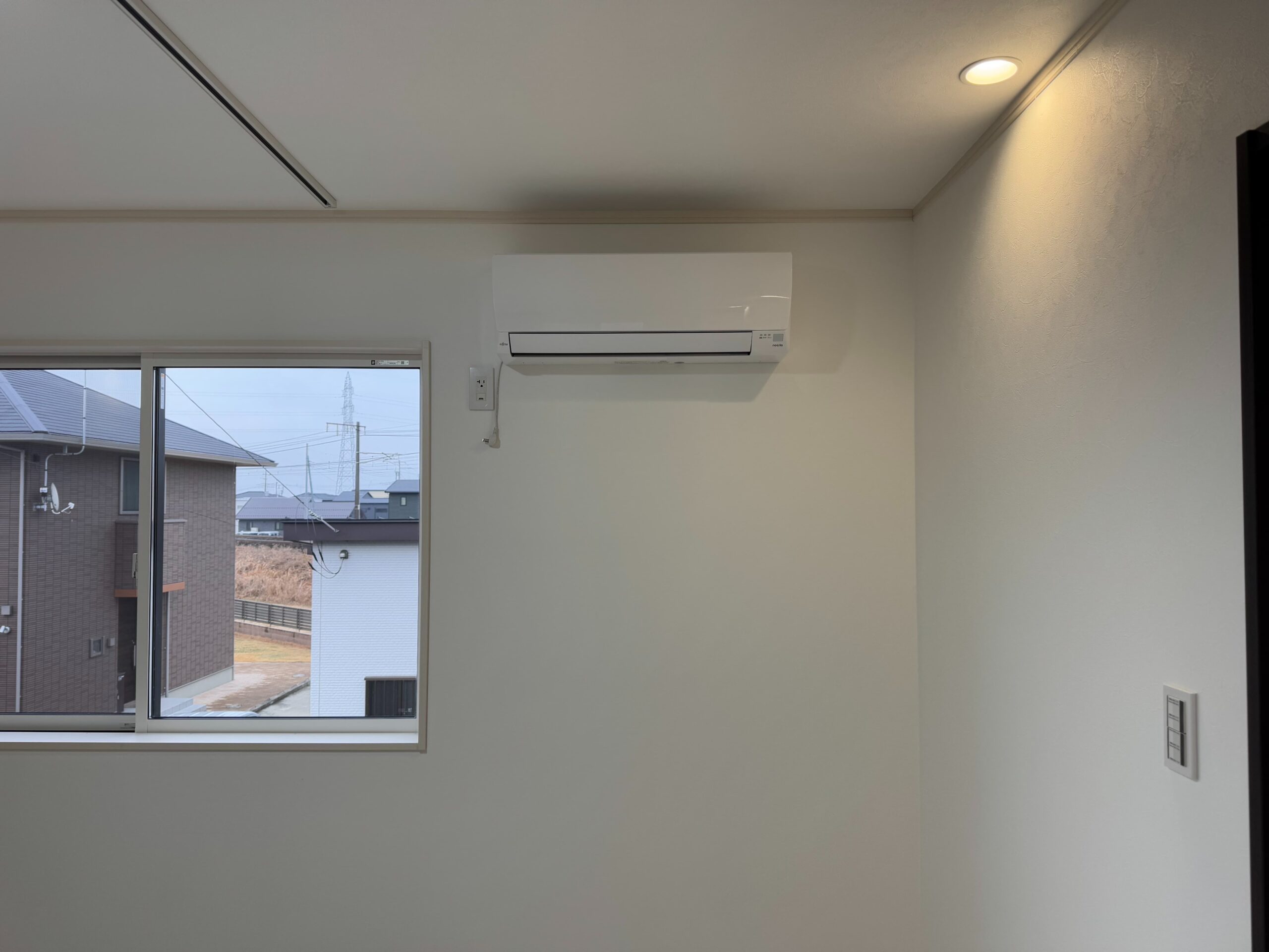 一般家庭の室内に取り付けられたエアコン