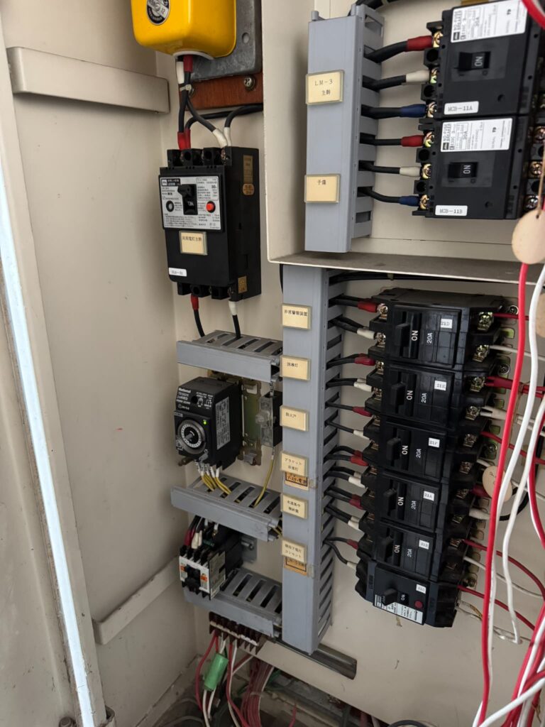 ブレーカのメンテナンス中配電盤の中