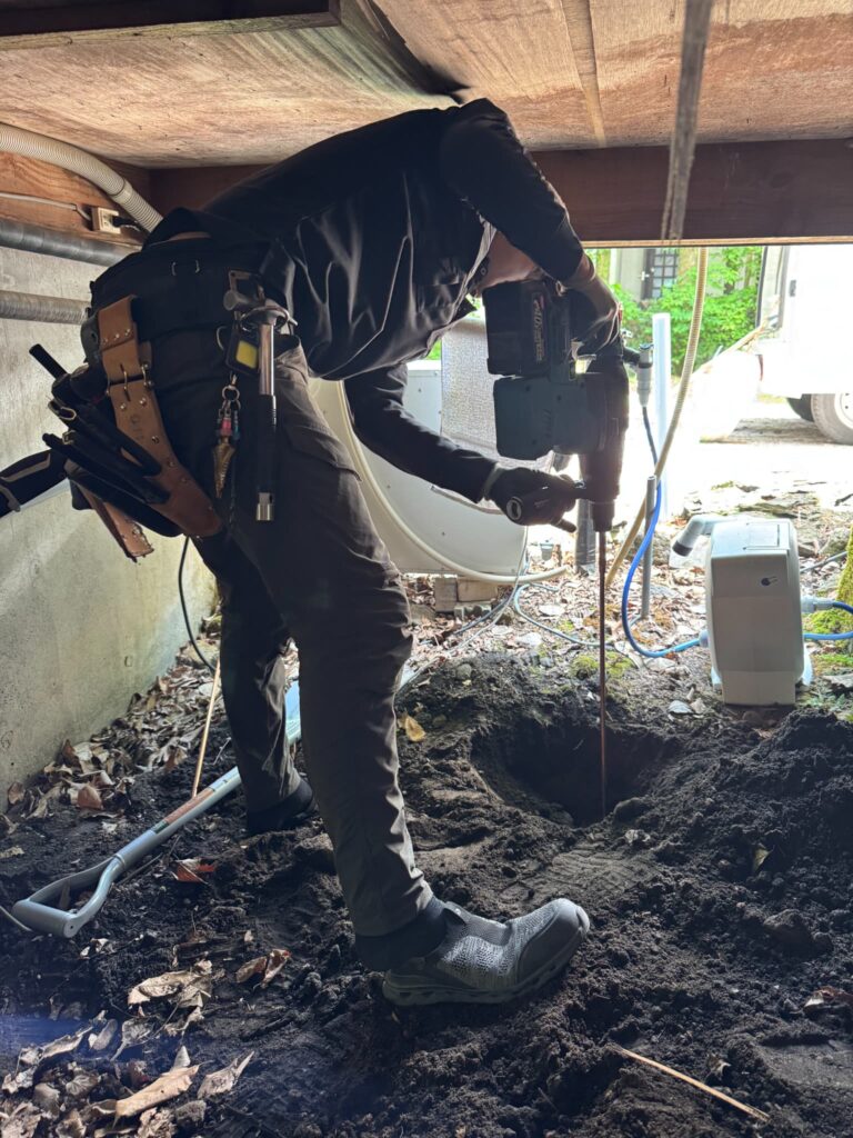 アース工事中の作業員