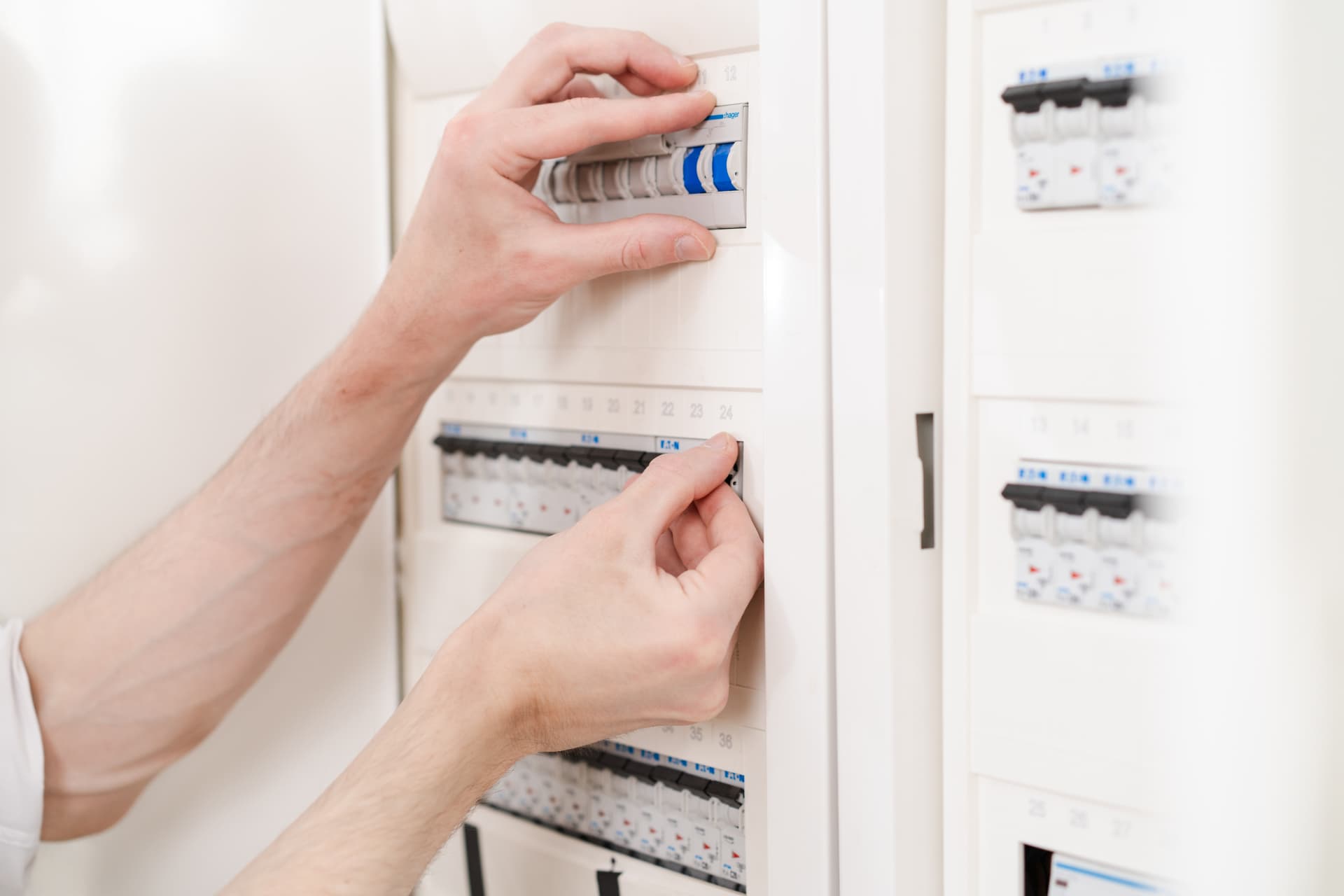 ブレーカーを触っている作業員の手