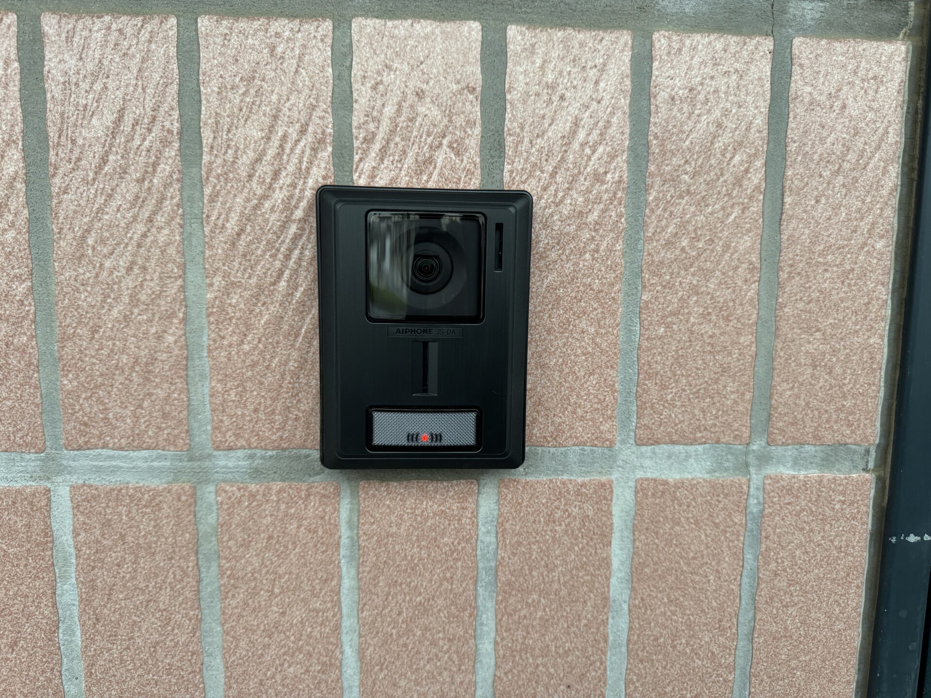 一般家庭の玄関に取り付けられたインターフォン