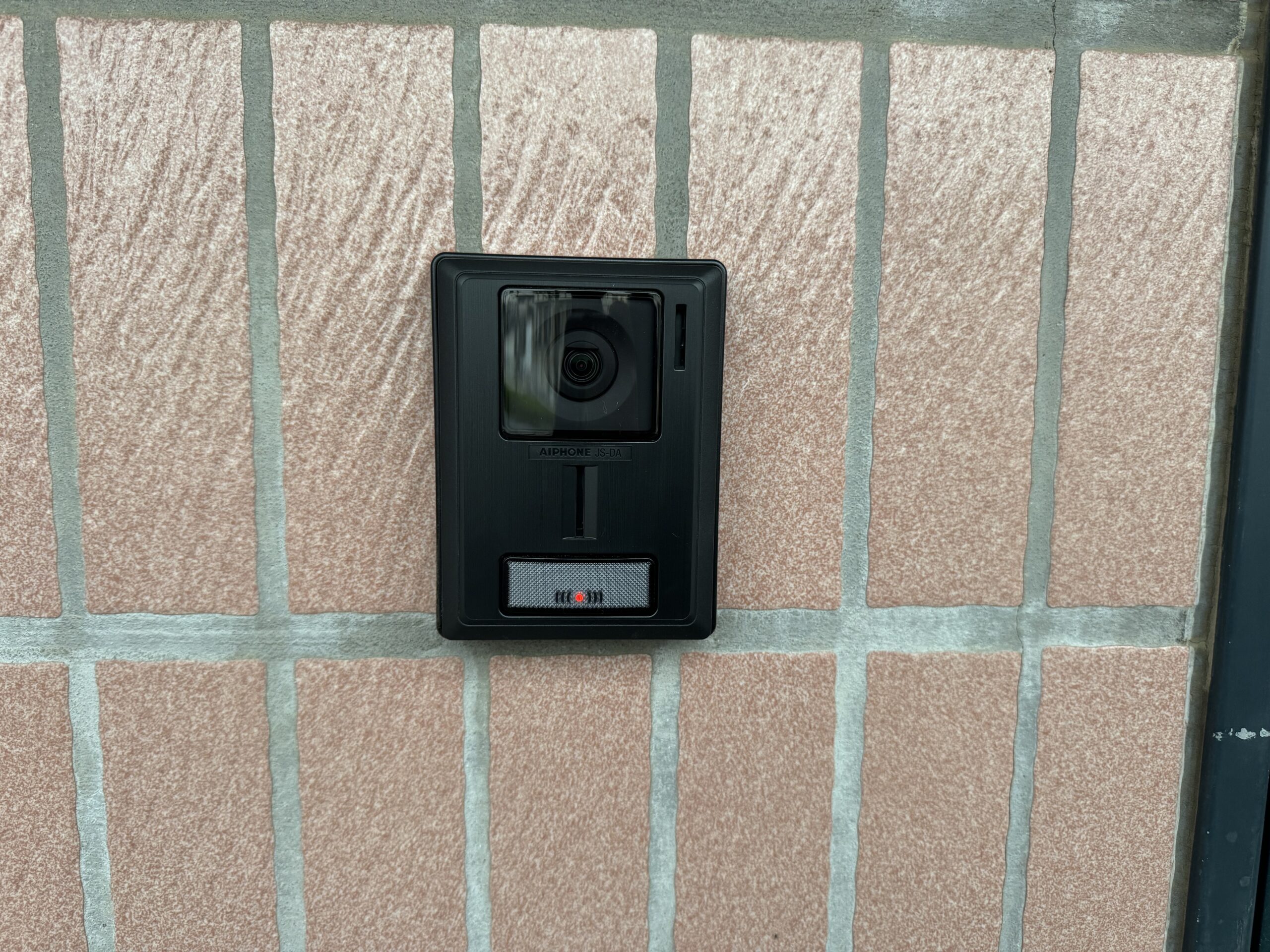 一般家庭の玄関に取り付けられたインターフォン